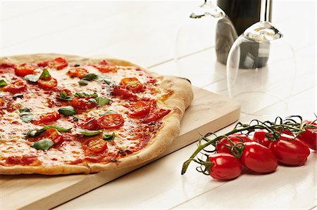 pizza - Fresh homemade pizza Photographie de stock - Premium Libres de Droits, Code: 649-07119032
