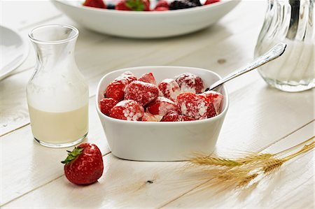 Bowl of strawberries Stock Photo - Premium Royalty-Free, Code: 649-07119033