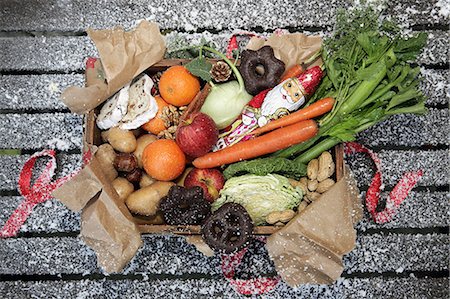 simsearch:649-08969048,k - Unwrapped box of savoury and sweet christmas food Stock Photo - Premium Royalty-Free, Code: 649-07119078