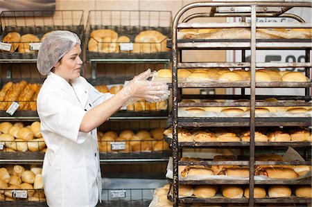 servir - Young sales assistant with trays of bread Foto de stock - Sin royalties Premium, Código: 649-07119161