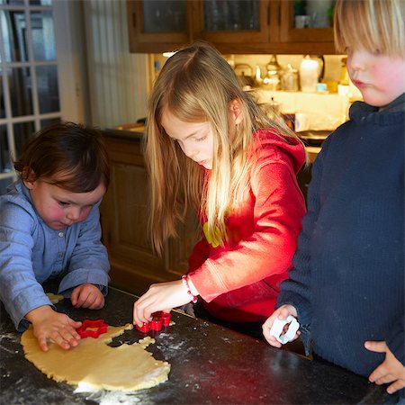 Brother and sisters making biscuits in kitchen Foto de stock - Sin royalties Premium, Código: 649-07119204