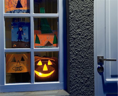 schnitzen - House window with halloween display Stockbilder - Premium RF Lizenzfrei, Bildnummer: 649-07119207
