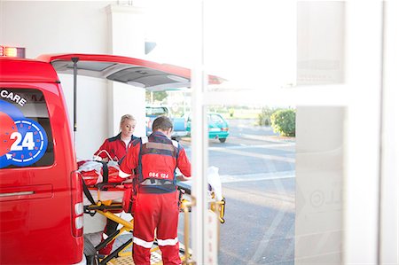 Paramedics moving patient from ambulance to hospital Photographie de stock - Premium Libres de Droits, Code: 649-07119216