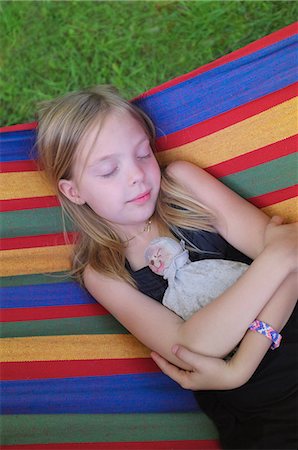 soñar despierto - Young girl resting in hammock Foto de stock - Sin royalties Premium, Código: 649-07119212