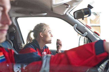 Paramedics driving to emergency in ambulance Photographie de stock - Premium Libres de Droits, Code: 649-07119234