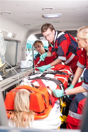 Paramedics with intravenous drip and patient in ambulance Photographie de stock - Premium Libres de Droits, Code: 649-07119230