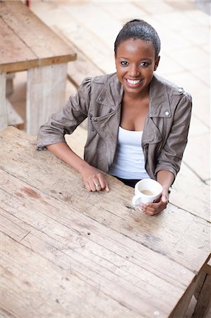 Young woman holding coffee cup in street cafe Foto de stock - Sin royalties Premium, Código: 649-07119260