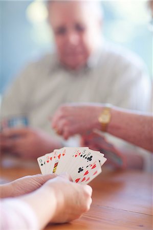 Senior male playing cards with family Foto de stock - Sin royalties Premium, Código: 649-07119277