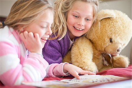 simsearch:649-07119278,k - Sisters and teddy bear reading storybook Foto de stock - Sin royalties Premium, Código: 649-07119271