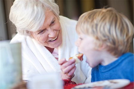 Grandmother feeding grandson breakfast Foto de stock - Sin royalties Premium, Código: 649-07119272