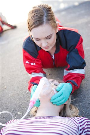 simsearch:649-07119304,k - Female paramedic tending patient on road Stockbilder - Premium RF Lizenzfrei, Bildnummer: 649-07119305