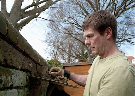 Bricklayer applying mortar Stock Photo - Premium Royalty-Free, Code: 649-07119318