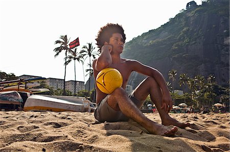 simsearch:649-07119384,k - Man on beach with volleyball, Rio de Janeiro, Brazil Foto de stock - Sin royalties Premium, Código: 649-07119366