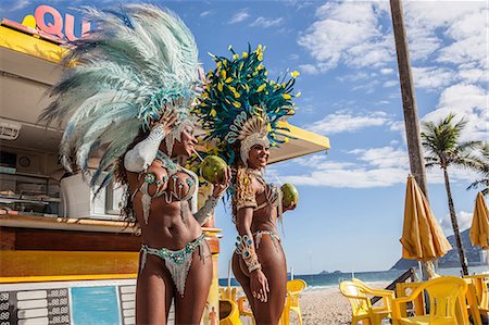 Samba dancers in costume with coconut drinks, Ipanema Beach, Rio De Janeiro, Brazil Foto de stock - Sin royalties Premium, Código: 649-07119508