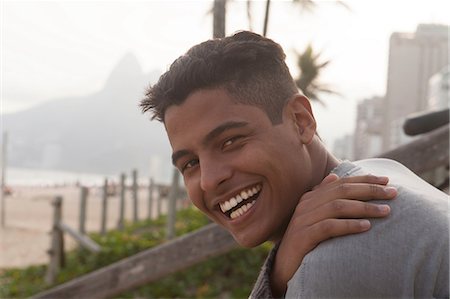 Portrait of young man with short black hair, smiling Stockbilder - Premium RF Lizenzfrei, Bildnummer: 649-07119624