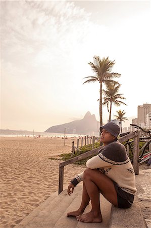 Young man sitting on steps on Ipanema Beach, Rio de Janeiro, Brazil Stockbilder - Premium RF Lizenzfrei, Bildnummer: 649-07119622