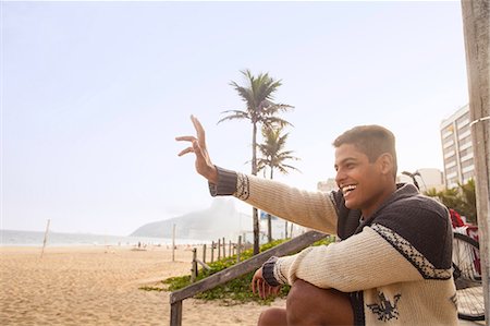 Young man waving, Ipanema Beach, Rio de Janeiro, Brazil Stockbilder - Premium RF Lizenzfrei, Bildnummer: 649-07119623