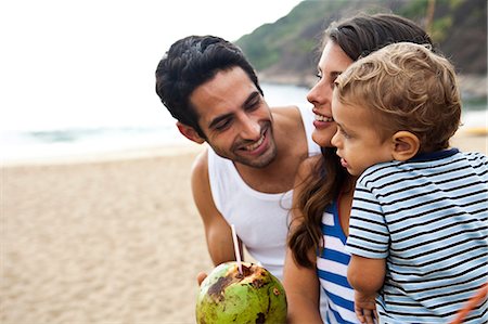 Family on beach with coconut drink Stockbilder - Premium RF Lizenzfrei, Bildnummer: 649-07119645