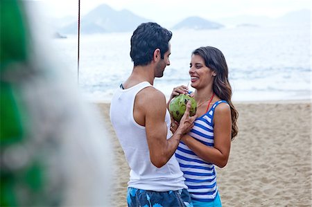 Young couple sharing coconut drink Foto de stock - Sin royalties Premium, Código: 649-07119665