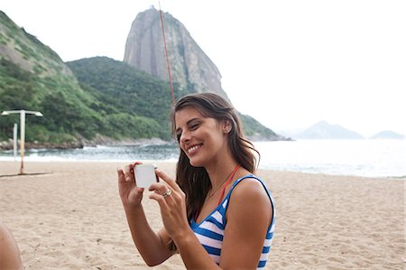 Woman using camera phone on beach, Rio de Janeiro, Brazil Stockbilder - Premium RF Lizenzfrei, Bildnummer: 649-07119667