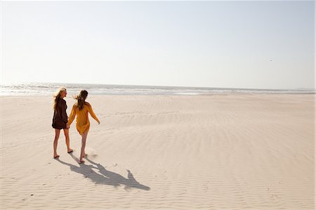 espacio (copyspace) - Mother and daughter walking on beach Foto de stock - Sin royalties Premium, Código: 649-07119729