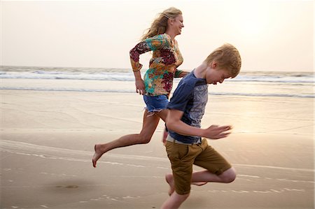 Mother and son running on beach Foto de stock - Sin royalties Premium, Código: 649-07119735