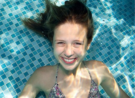 rafraîchissant - Girl underwater in swimming pool Photographie de stock - Premium Libres de Droits, Code: 649-07119740