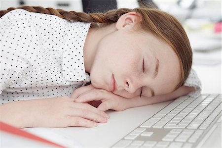 Girl asleep on computer keyboard Foto de stock - Sin royalties Premium, Código: 649-07119786