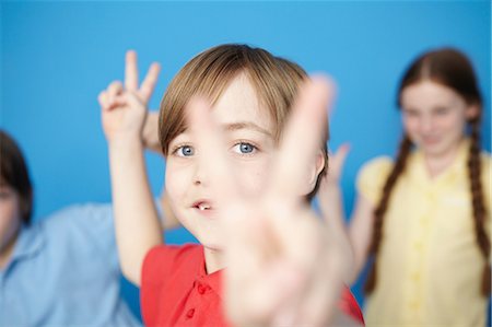 peace symbol with hands - Portrait of boy making peace sign Foto de stock - Sin royalties Premium, Código: 649-07119798