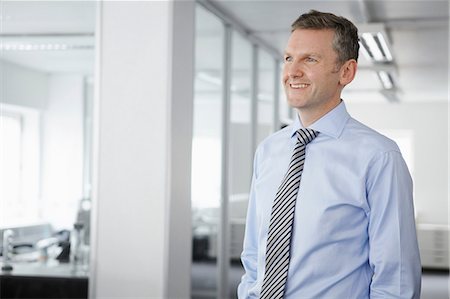 Portrait of mature businessman in office, looking away Photographie de stock - Premium Libres de Droits, Code: 649-07119804