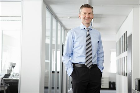 Portrait of mature businessman in office, hands in pockets Stockbilder - Premium RF Lizenzfrei, Bildnummer: 649-07119803