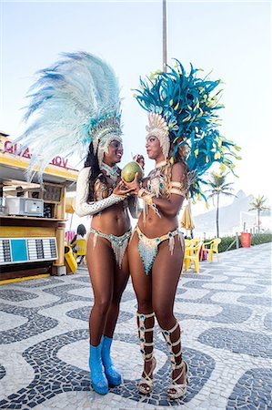 simsearch:862-06540894,k - Samba dancers drinking coconut drink, Ipanema Beach, Rio De Janeiro, Brazil Photographie de stock - Premium Libres de Droits, Code: 649-07119870