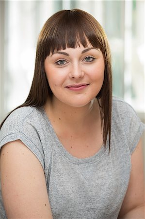 fringed - Portrait of a young woman, looking at camera Photographie de stock - Premium Libres de Droits, Code: 649-07238229