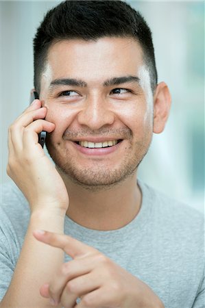 Mid adult man on telephone call, pointing Photographie de stock - Premium Libres de Droits, Code: 649-07238249