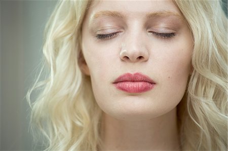 Young woman with eyes closed Photographie de stock - Premium Libres de Droits, Code: 649-07238259