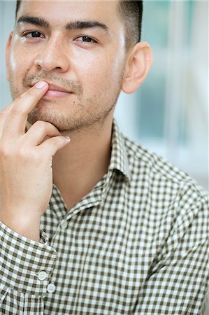 Mid adult man touching his lip Photographie de stock - Premium Libres de Droits, Code: 649-07238251