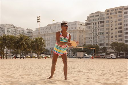Young man about to hit ball with bat on Copacabana Beach, Rio de Janeiro, Brazil Stockbilder - Premium RF Lizenzfrei, Bildnummer: 649-07238299
