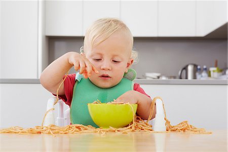 Toddler playing with spaghetti Photographie de stock - Premium Libres de Droits, Code: 649-07238336