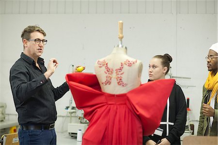 stoff - Fashion design teacher assessing students work Stockbilder - Premium RF Lizenzfrei, Bildnummer: 649-07238357