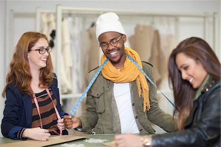 Fashion design students in class Photographie de stock - Premium Libres de Droits, Code: 649-07238364