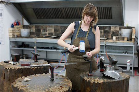 Woman metalworking using hammer Foto de stock - Sin royalties Premium, Código: 649-07238389