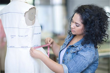 diseñadora - Fashion design student measuring in class Foto de stock - Sin royalties Premium, Código: 649-07238383