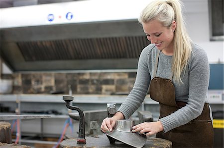 Woman metalworking in jewelry making studio Photographie de stock - Premium Libres de Droits, Code: 649-07238390