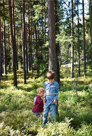 Girl tying brother to tree Foto de stock - Sin royalties Premium, Código: 649-07238455