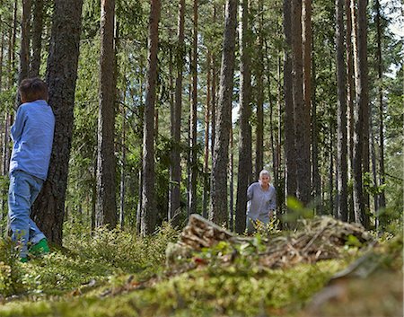 people searching forest - Mother and son playing hide and seek in forest Photographie de stock - Premium Libres de Droits, Code: 649-07238461