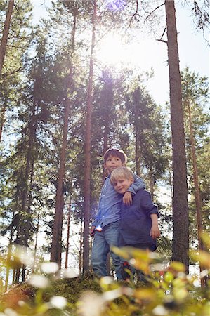 simsearch:649-07238464,k - Brothers standing in forest with arm around Stockbilder - Premium RF Lizenzfrei, Bildnummer: 649-07238463