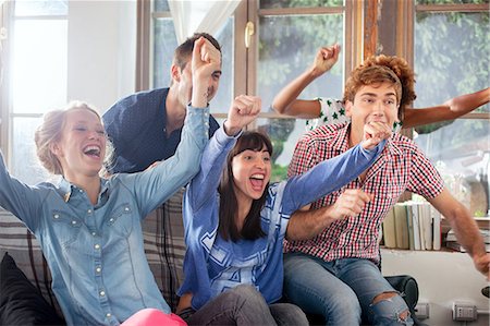 Group of friends watching tv cheering Foto de stock - Sin royalties Premium, Código: 649-07238484