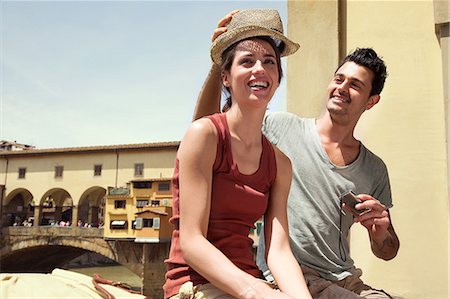 s'amuser - Man and woman by Ponte Vecchio, Florence, Tuscany, Italy Photographie de stock - Premium Libres de Droits, Code: 649-07238579