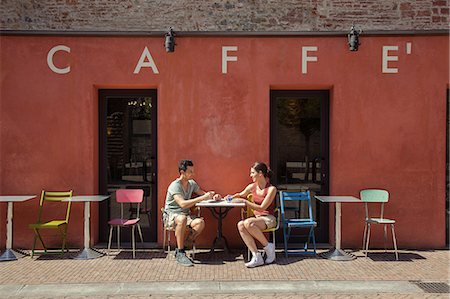 Couple sitting outside cafe, Florence, Tuscany, Italy Foto de stock - Sin royalties Premium, Código: 649-07238596