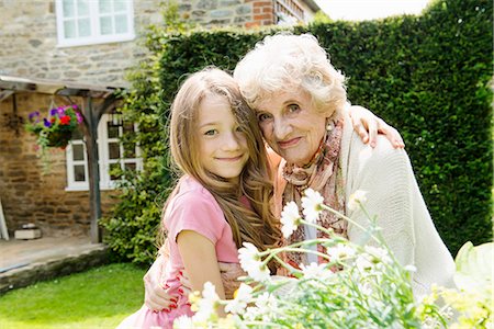 Portrait of grandmother and granddaughter with arms around each other Foto de stock - Sin royalties Premium, Código: 649-07238615